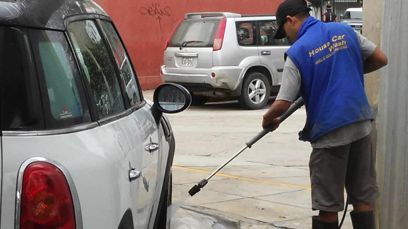 LAVAR CON AGUA A PRESION